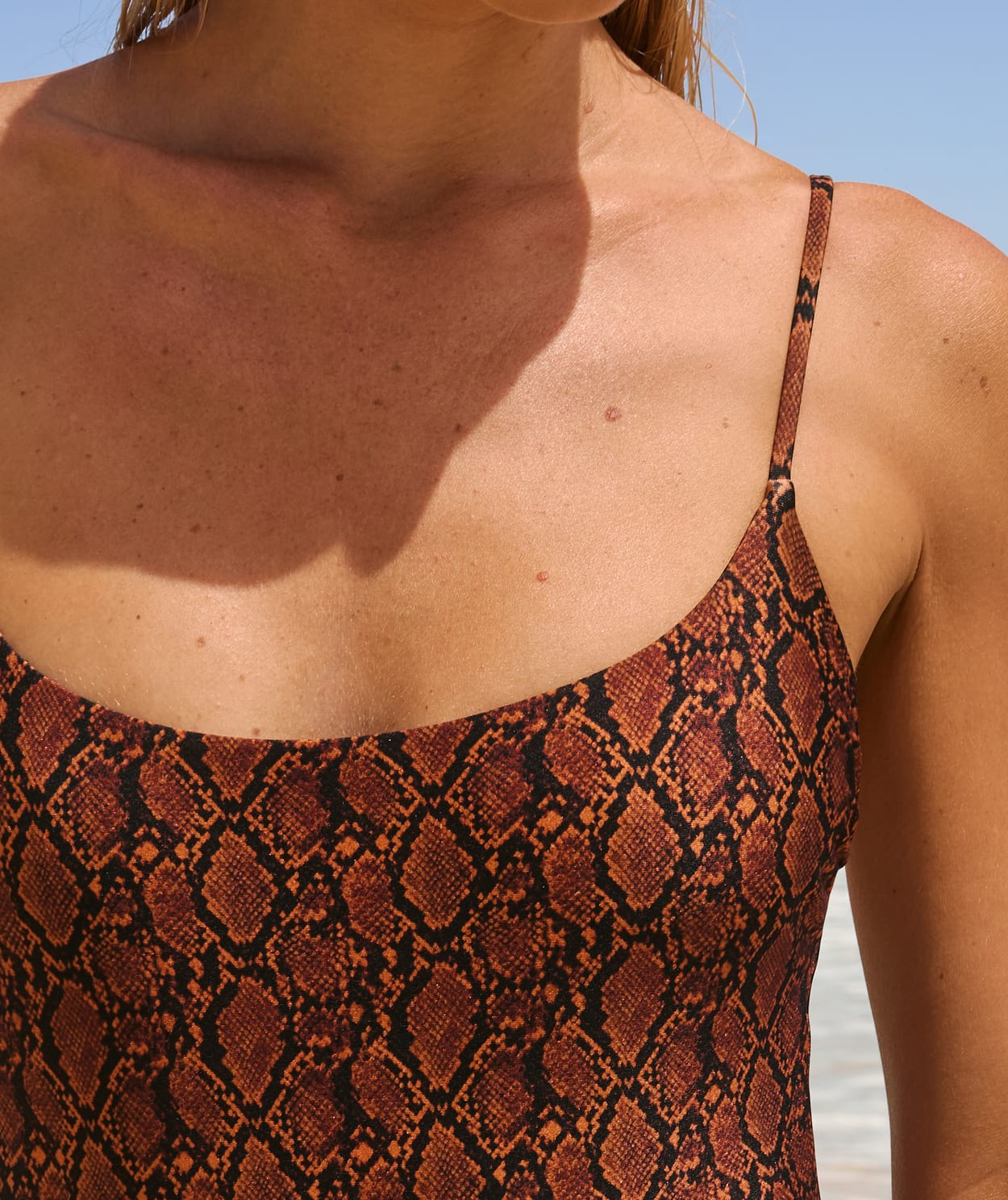 Maillot de bain 1 pièce à imprimé python et détail bijou - Image 5