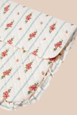 Trousse matelassée en coton à motifs fleurs avec bords froufrou - Miniature 4