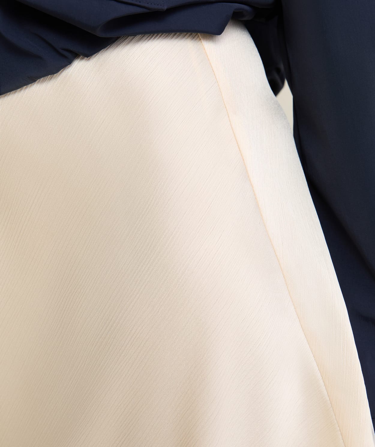 Jupe courte satinée - Image 5