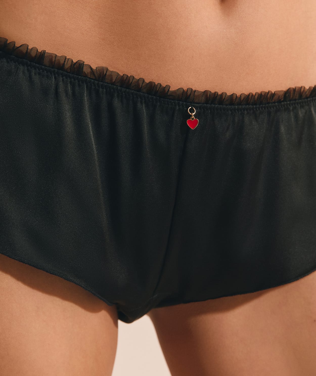 Shorty satiné avec charm - Image 5