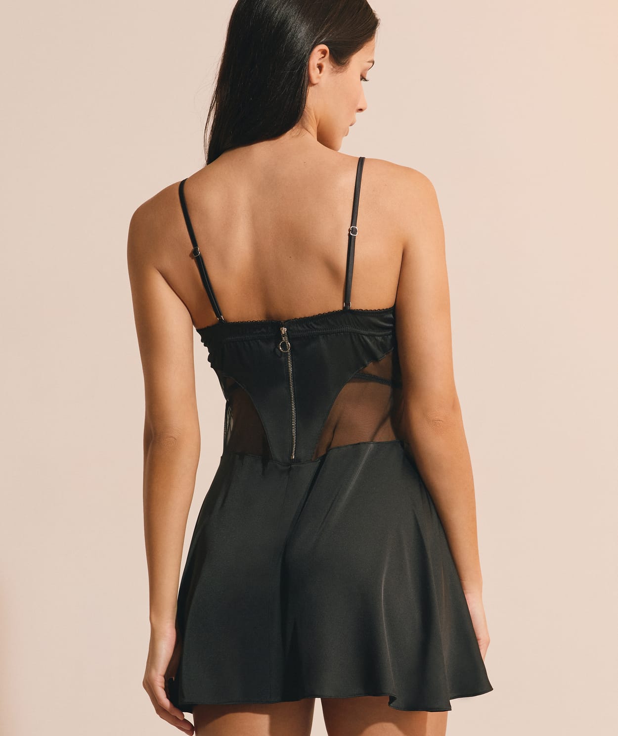 Robe satinée avec charm - Image 2