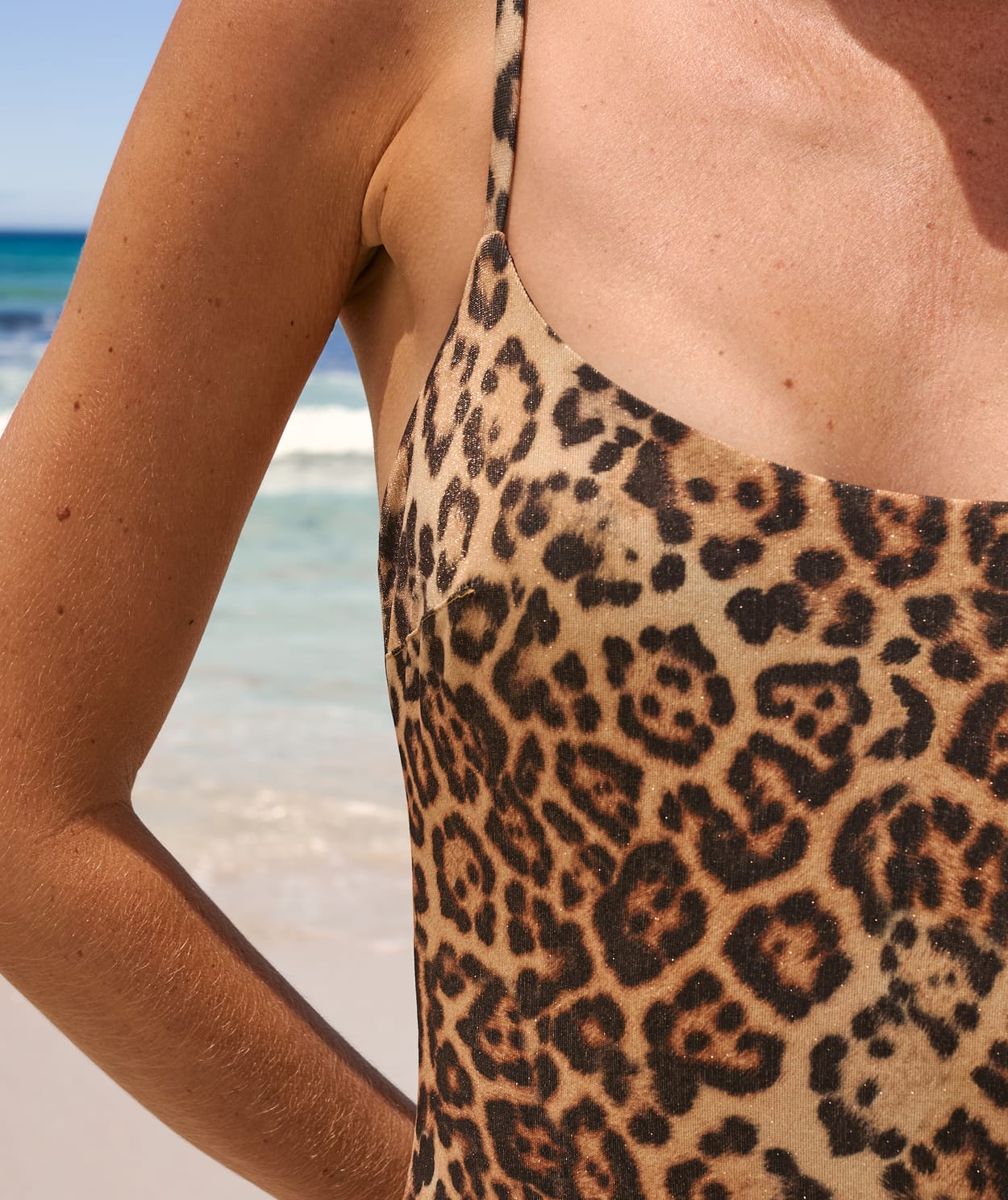 Maillot de bain 1 pièce pailleté et imprimé léopard - Image 5