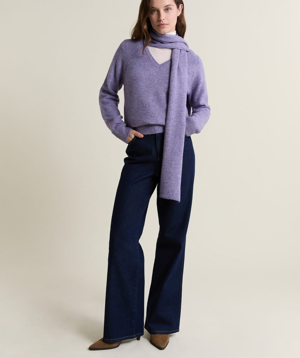 Pull col V avec écharpe intégrée - Image 3