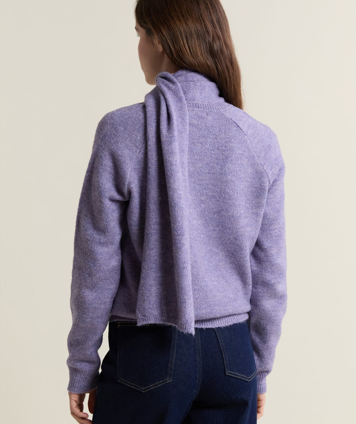 Pull col V avec écharpe intégrée - Image 2