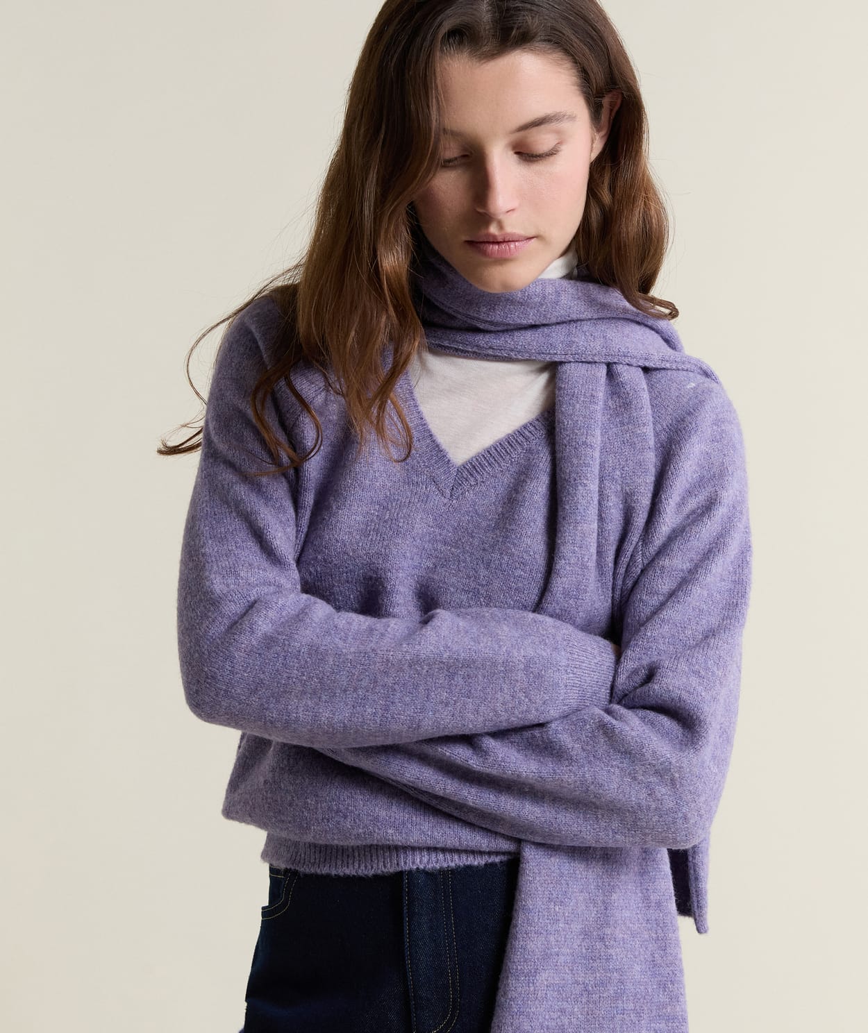 Pull col V avec écharpe intégrée - Image 4