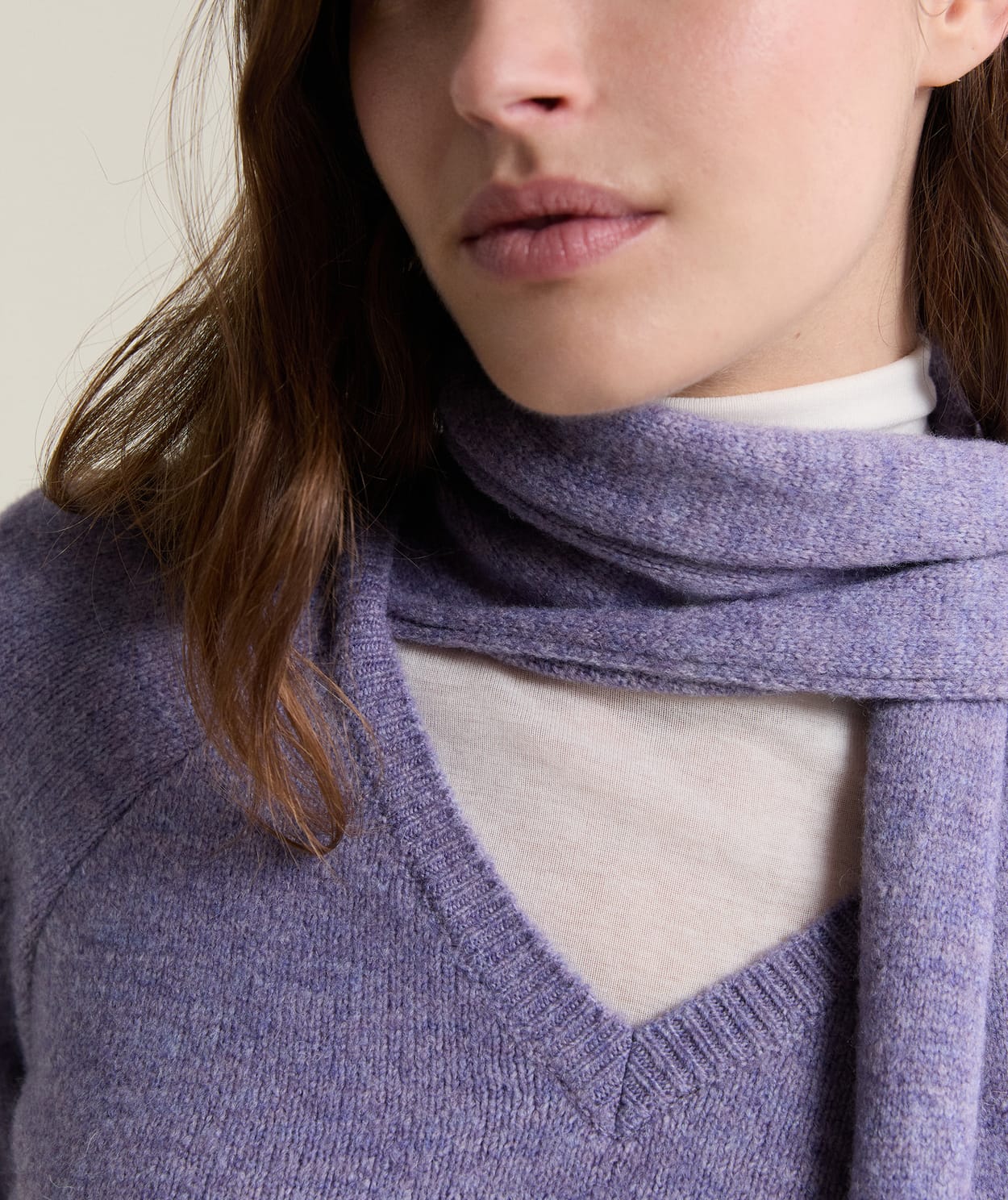 Pull col V avec écharpe intégrée - Image 5