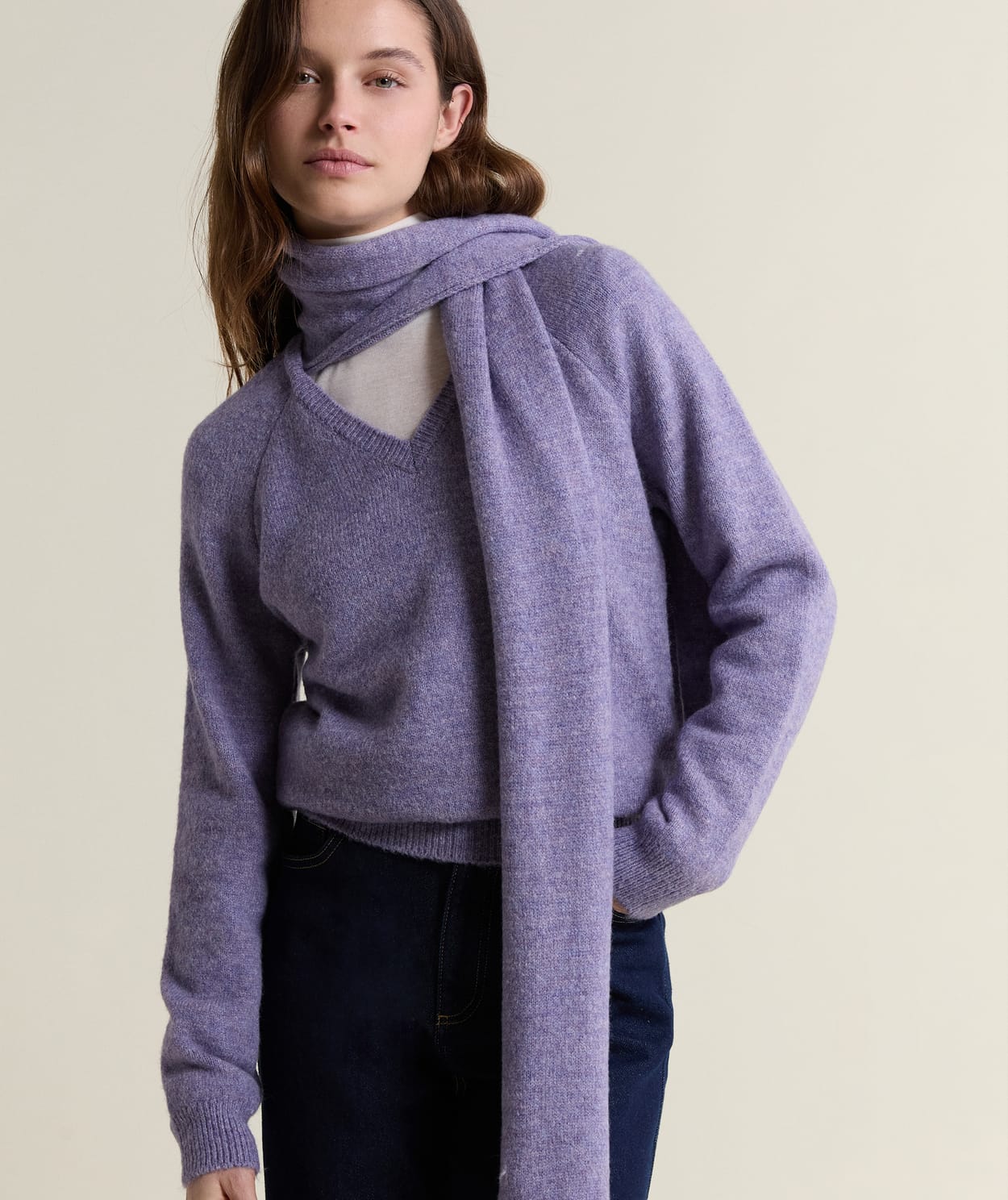 Pull col V avec écharpe intégrée - Image 1