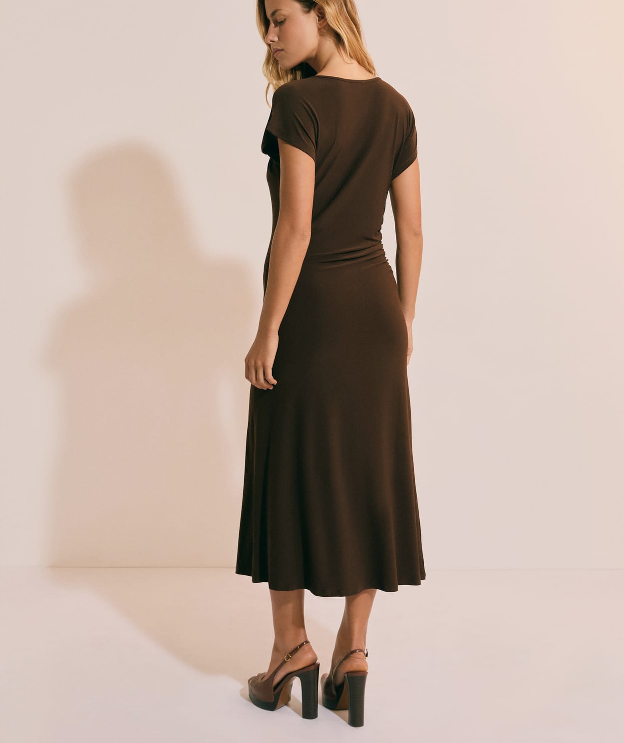 Robe longue à encolure asymétrique avec détail bijou - Image 2