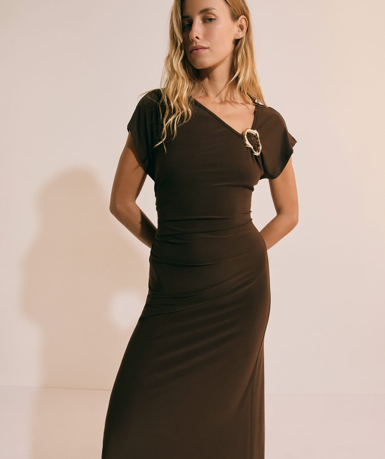 Robe longue à encolure asymétrique avec détail bijou - Image 3