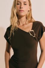 Robe longue à encolure asymétrique avec détail bijou - Miniature 4