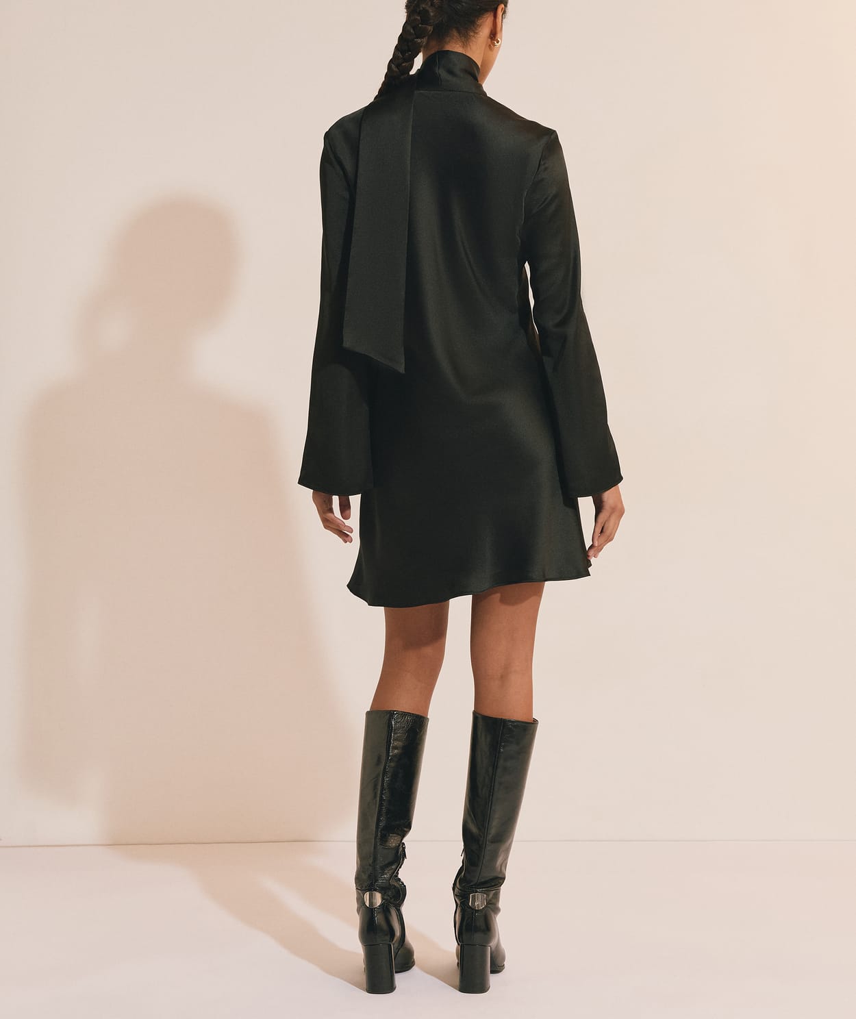 Robe courte satinée - Image 2