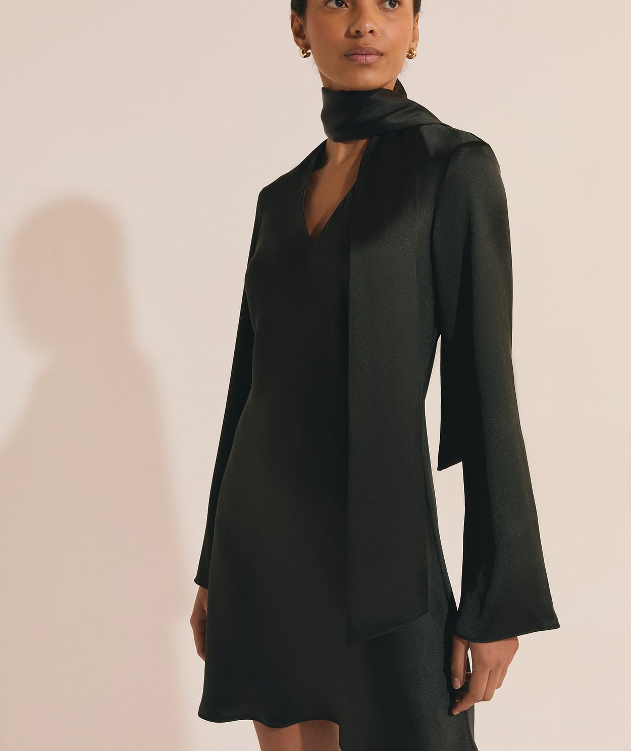 Robe courte satinée - Image 3