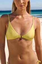 Haut de maillot de bain triangle satiné avec charm cerise - Miniature 1