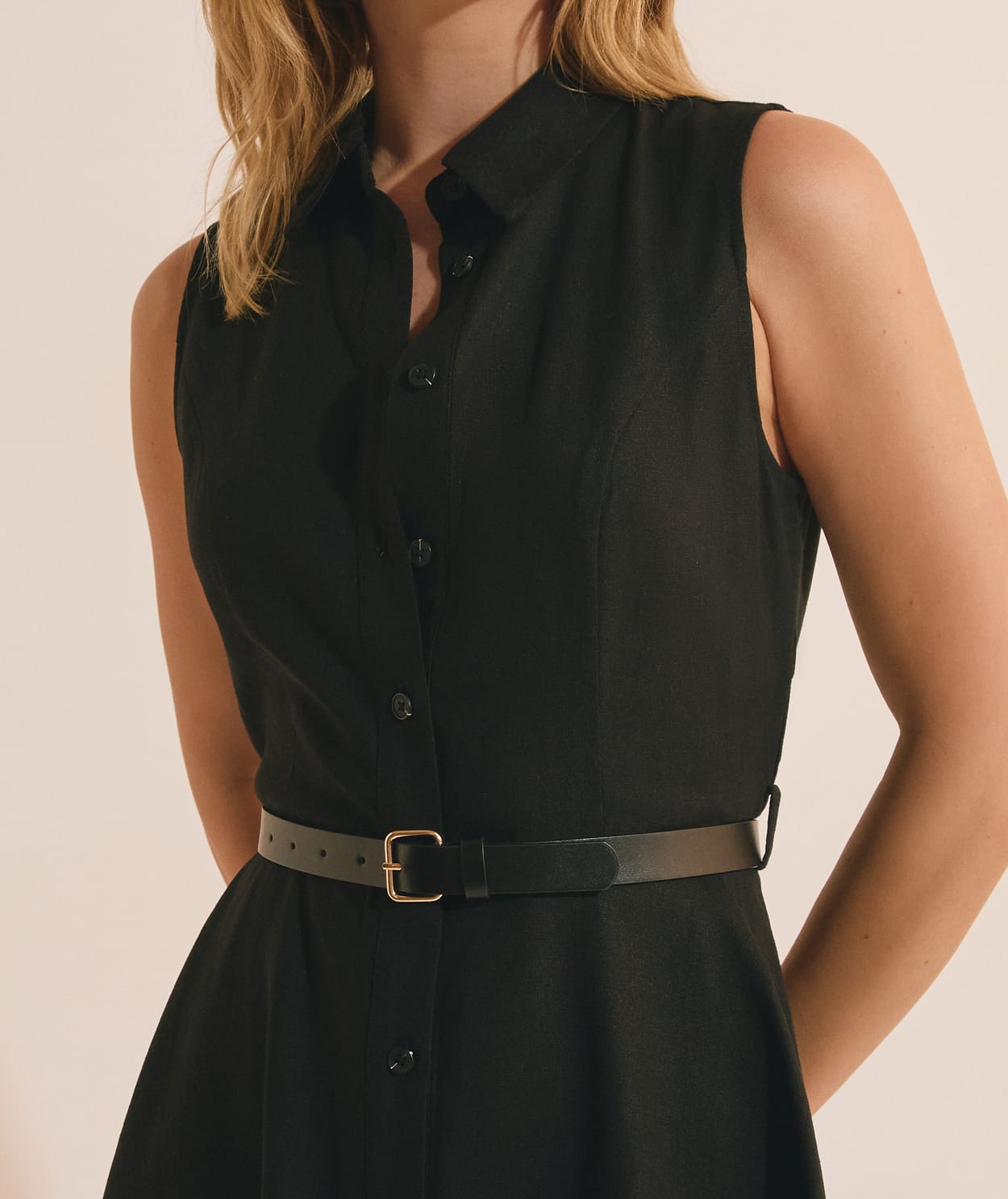 Robe courte boutonnée avec lin - Image 4